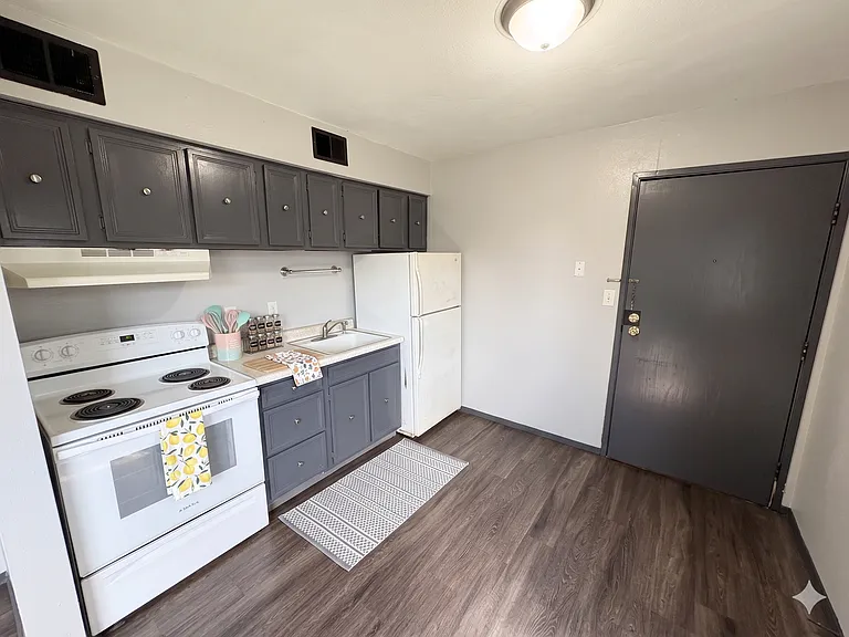 746 Russell Rd — Photo 2