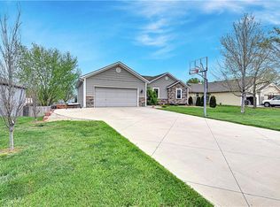 15554 Elm St, Basehor, KS 66007