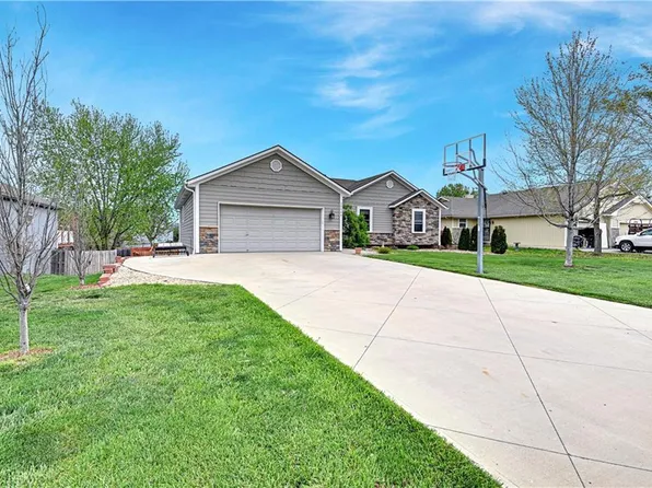 15554 Elm St, Basehor, KS 66007