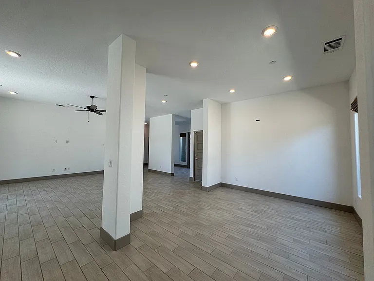 2637 W Andrew Ln — Photo 8