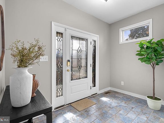 5th image of 370 Magothy Rd