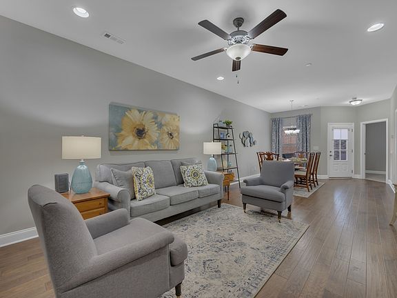 4th image of 810 Cottage House Ln