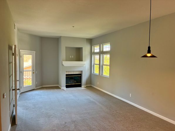 121 Crescent Ct
