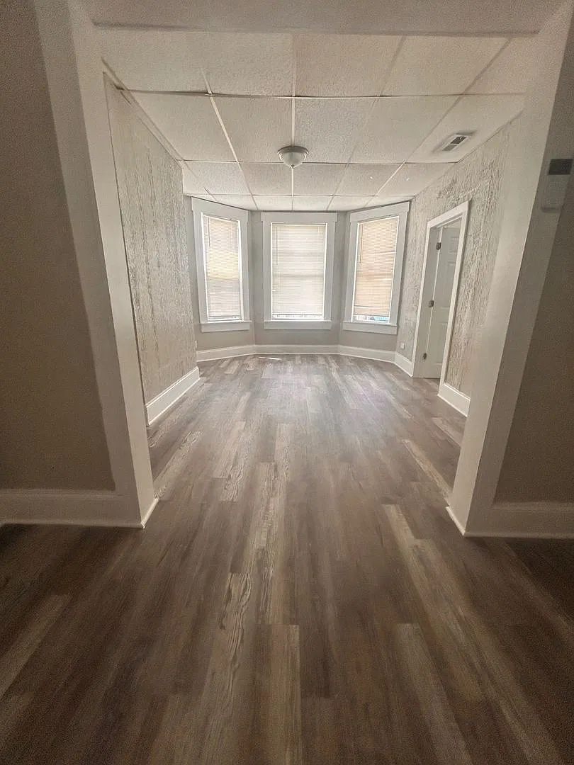 Updated 3-Bedroom Second-Floor Apartment reduced Move In Fee — Photo 4