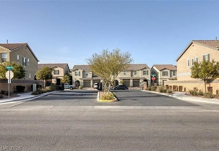 3 bed, 2.5 bath, 1510 sqft, $1,800 — Photo 2
