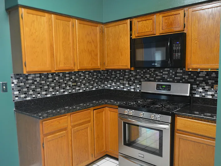 613 W Parkside Dr — Photo 3