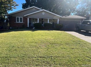 6 Fairway Ct, Florissant, MO 63033