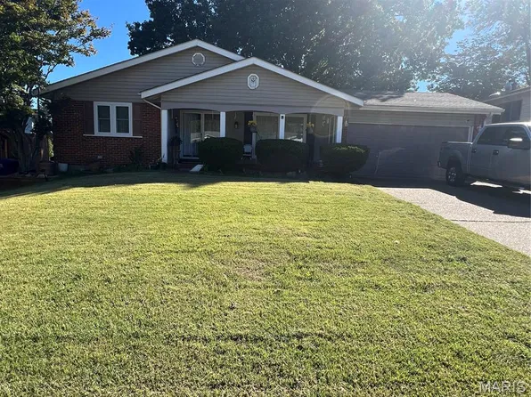 6 Fairway Ct, Florissant, MO 63033