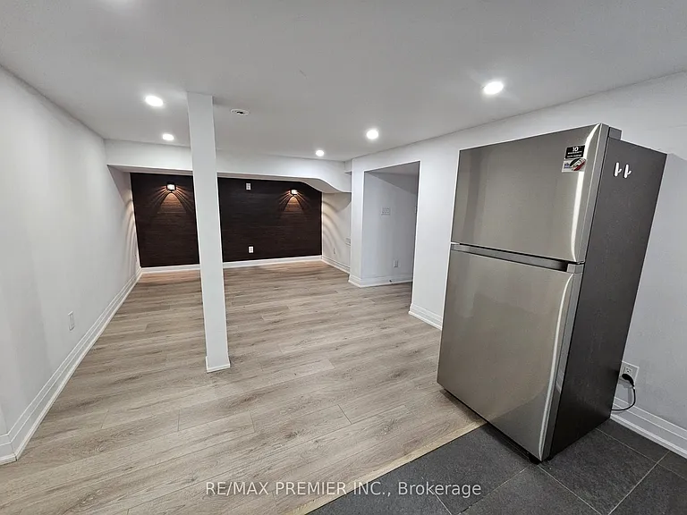 31 Compton Cres #A — Photo 5