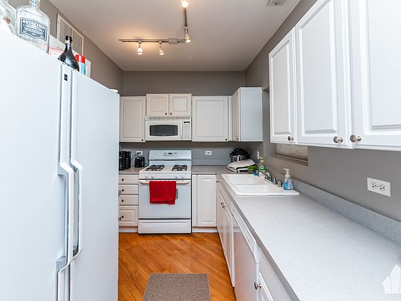 3rd image of 2849 N Southport Ave APT B