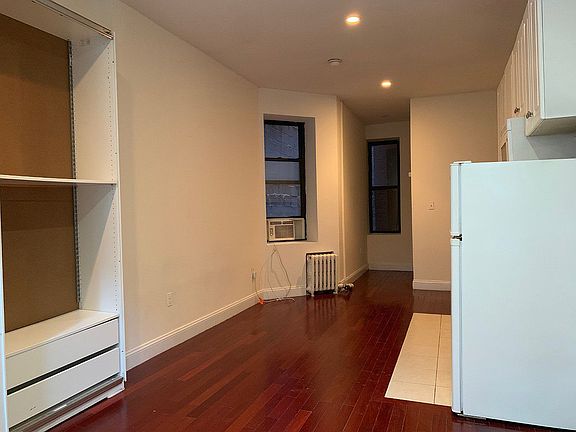 3rd image of 256 E 10th St #2Z