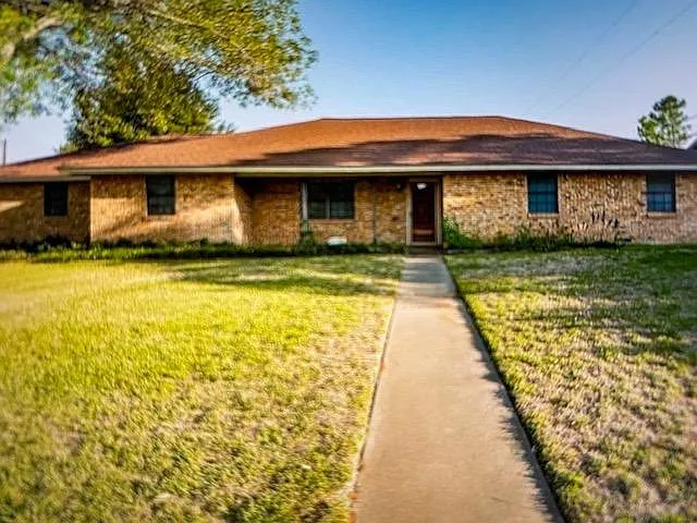 1402 Center Dr — Photo 1