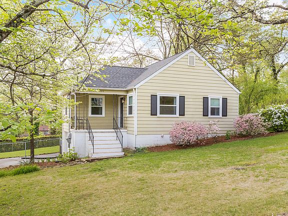 3rd image of 3992 Fairfax Dr #10