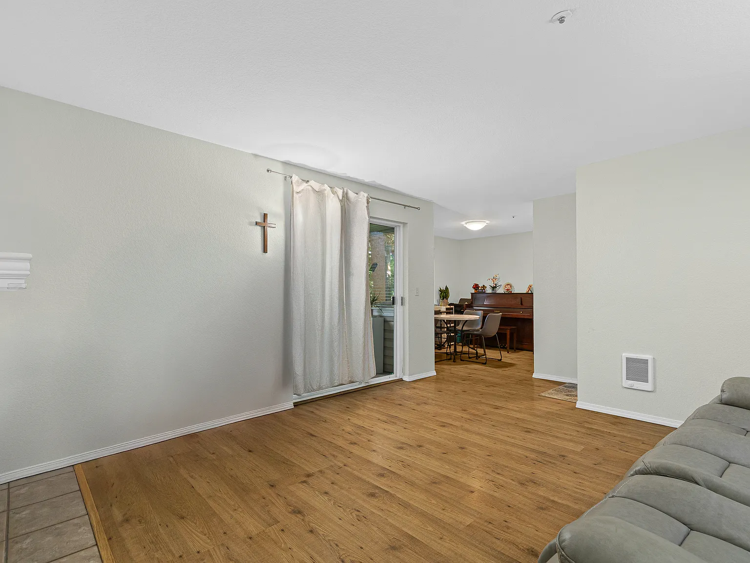 2 bed, 910 sqft, $2,100 — Photo 3