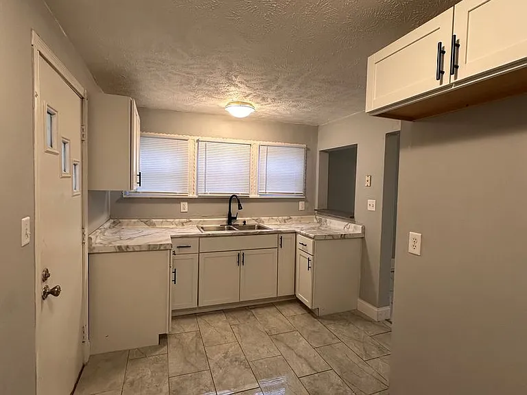 1304 S Walnut St — Photo 3