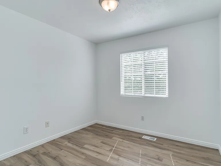 2519 S 1400 W — Photo 24