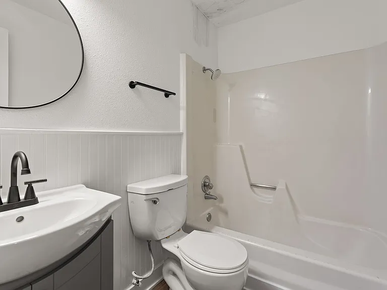 Crossroad Apartments — Photo 13