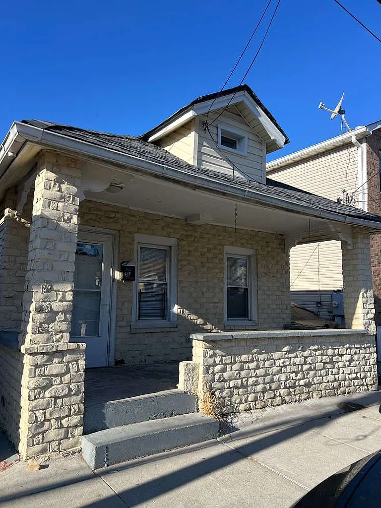 2 bed, 1.0 bath, $2,350 — Photo 1