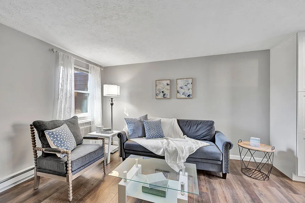 2 bed, 700 sqft, $2,000 — Photo 1