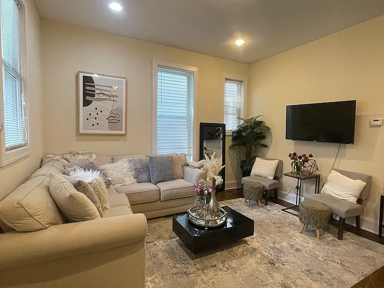 2619 N Southport Ave #1R — Photo 1