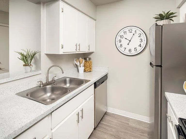 SunPointe Apartments — Photo 4