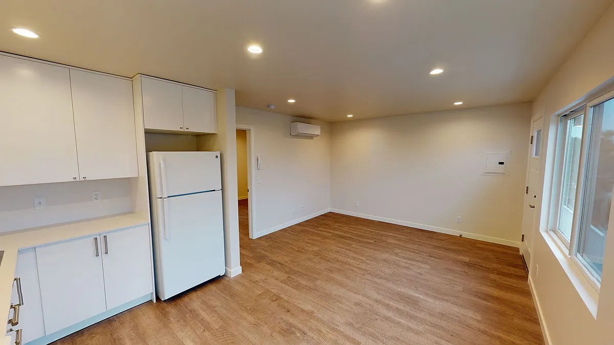 Building Photo - 172 C Ave #5