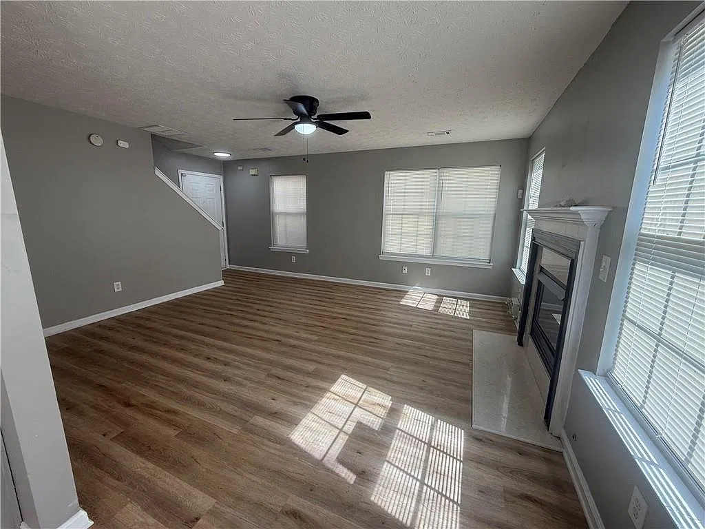 3 bed, 2.5 bath, 1380 sqft, $2,095 — Photo 2
