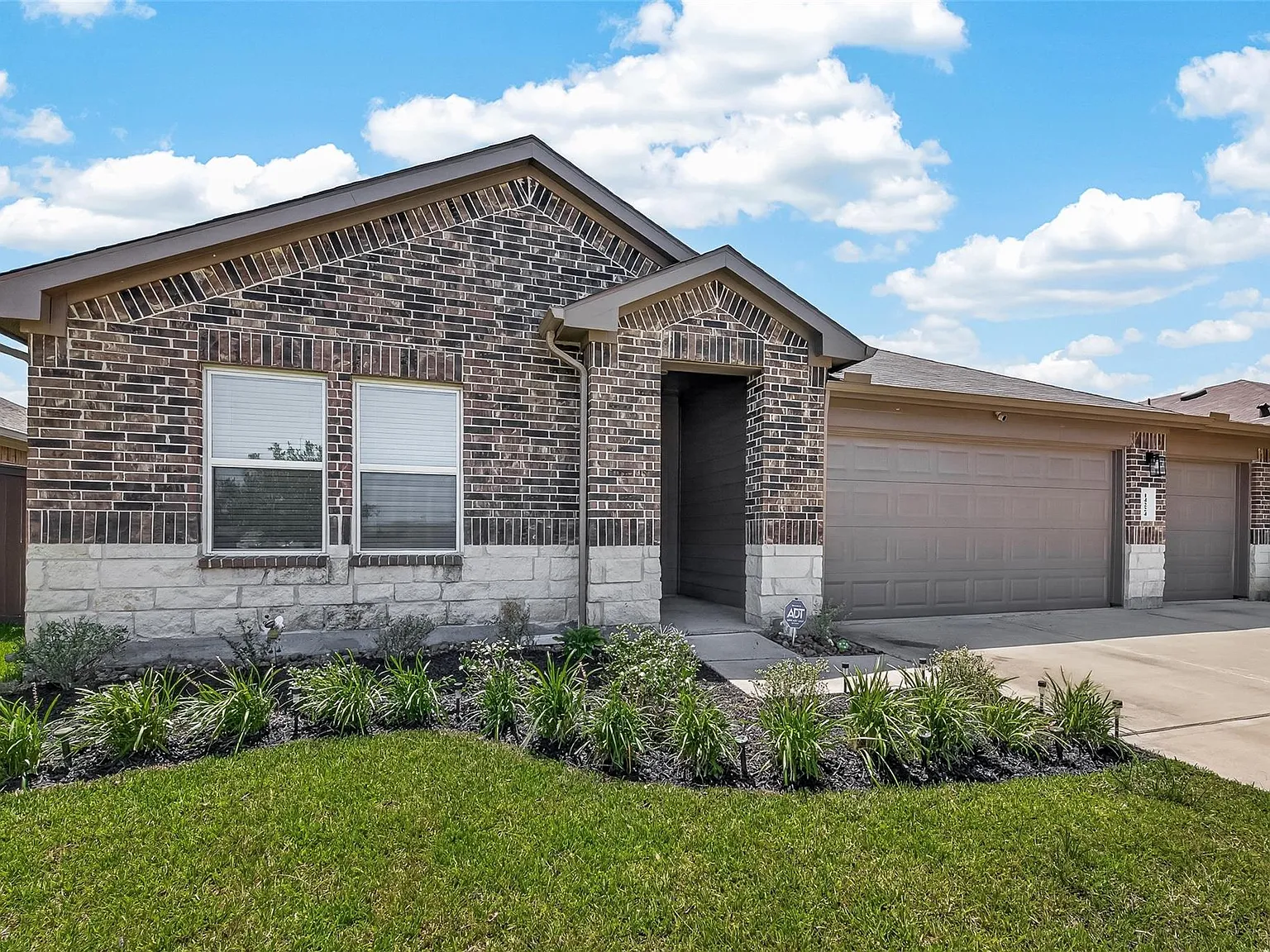 4 bed, 2.0 bath, 1831 sqft, $2,395 — Photo 2