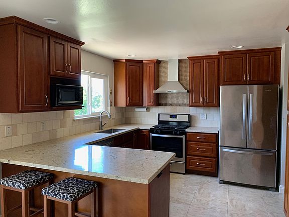 Kitchen with peninsula and seating