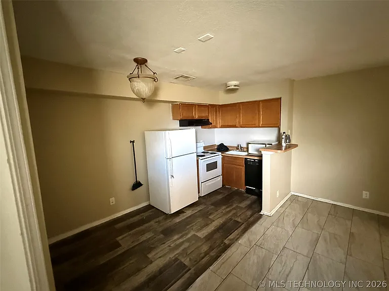 1808 E 66th Pl #D301 — Photo 6
