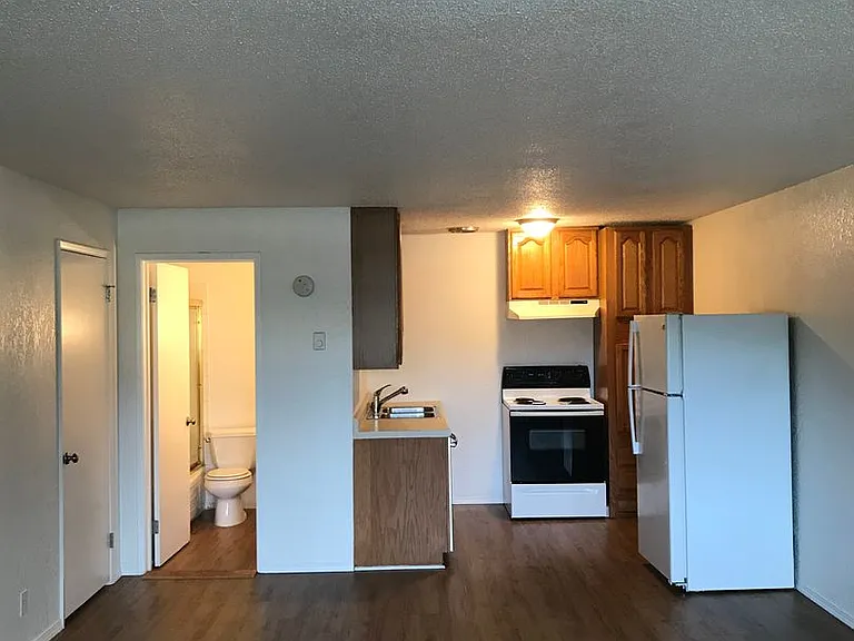 335 SW 4th St — Photo 14