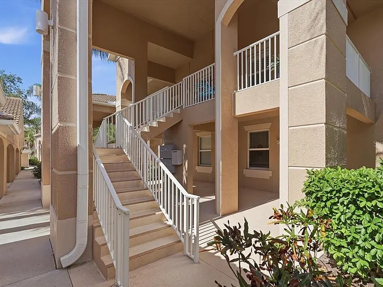 819 Fairwaycove Ln #204 — Photo 3