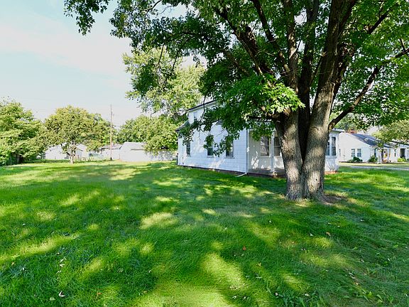 3rd image of 1850 N Goodlet Ave