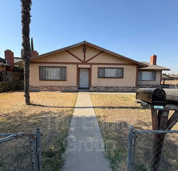 2113 W Inyo Ave — Photo 1