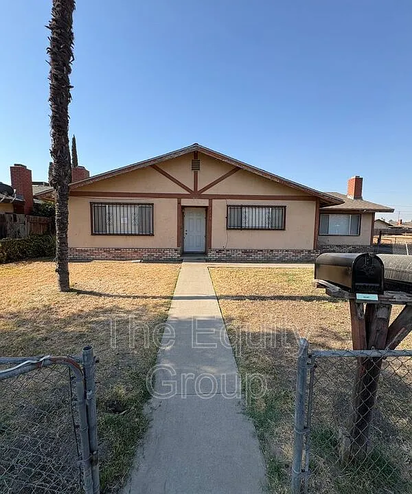 2113 W Inyo Ave