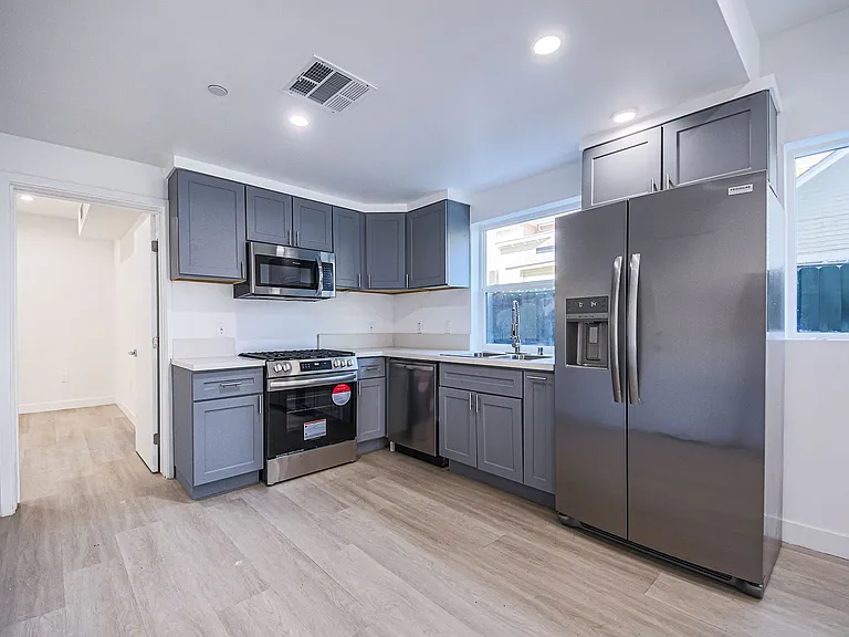 5263 Cartwright Ave — Photo 8