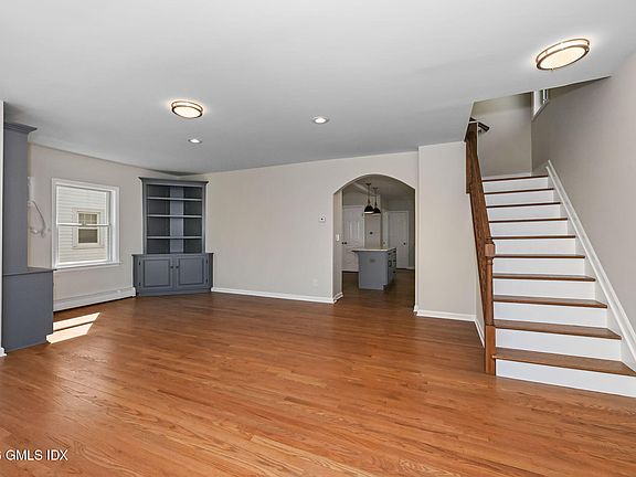 4th image of 10 Prospect St W