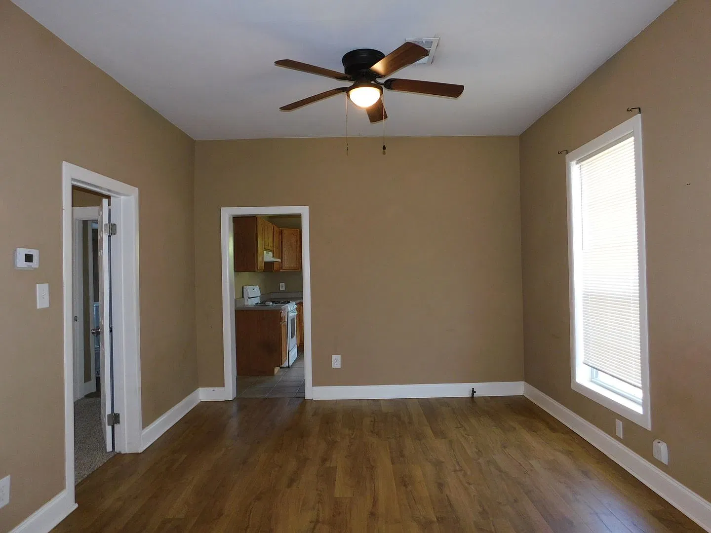 Cute 2 Bedroom 1 Bath House with Great Backyard — Photo 2