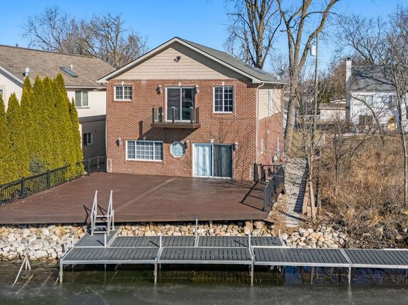 3165 Kenrick St, Keego Harbor, MI 48320