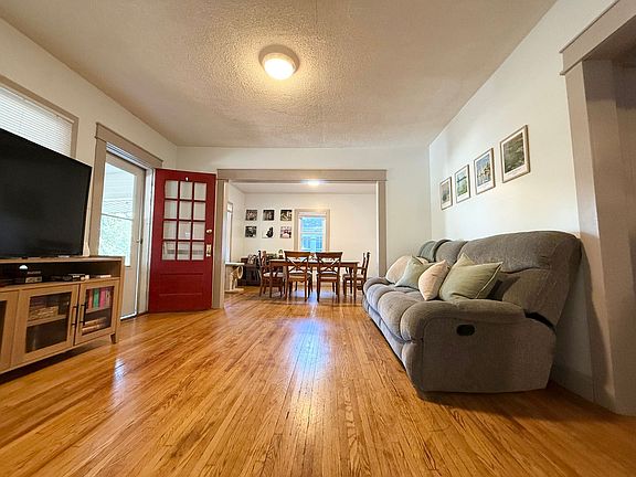 4th image of 549 S Washington St