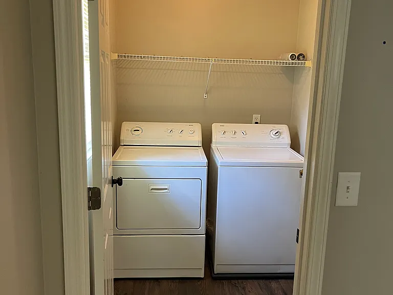 1090 Eugene Ln — Photo 12