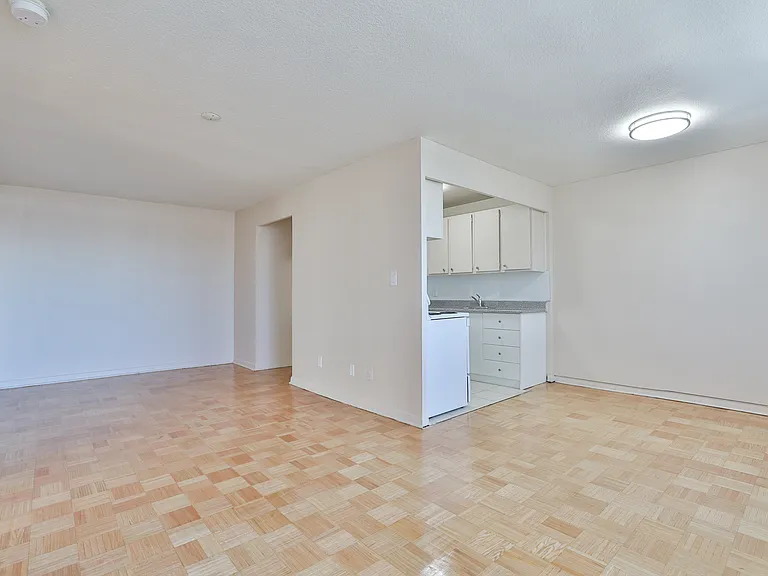2223 Eglinton Ave E — Photo 6