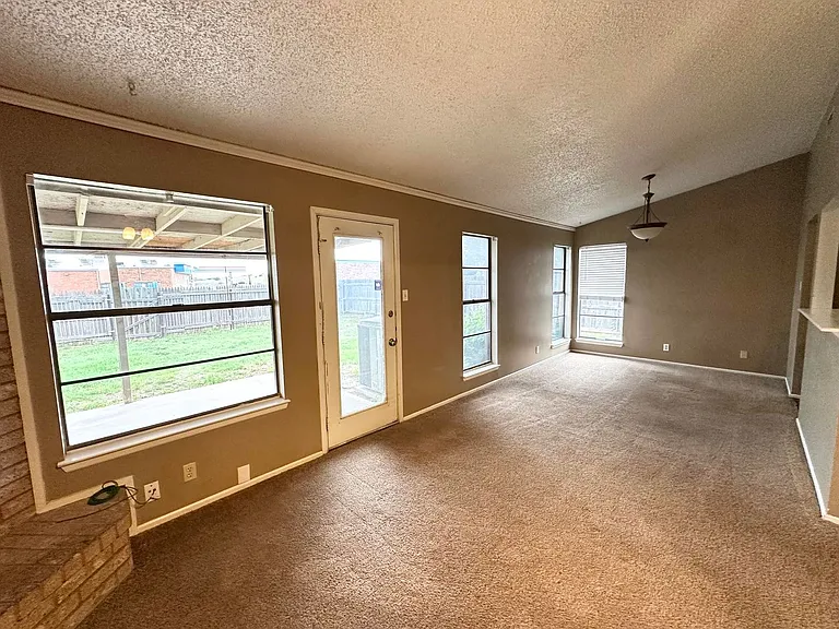 4605 Crenshaw Dr — Photo 3