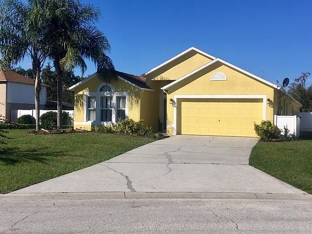 2 House for $2,500/month 4/2.5 with a 1/1 Apartment. Corner lot. Near shopping and schools.