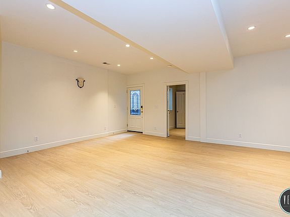 5th image of 246 Waller St #246B