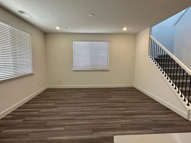 549 Knightsbridge Ct — Photo 11