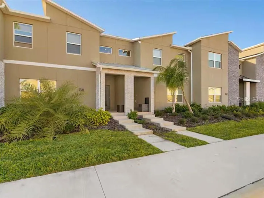 4 bed, 3.0 bath, 1902 sqft, $2,900 — Photo 2
