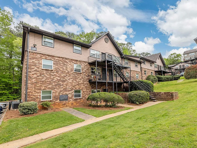 Hampton Hall | Comfort, Convenience, & Community All In One — Photo 18