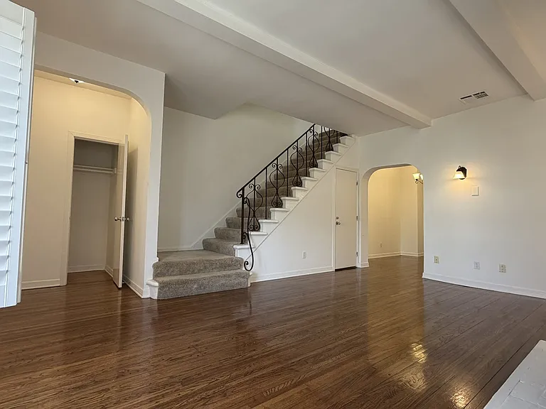 Lindbrook Manor Apartments — Photo 32
