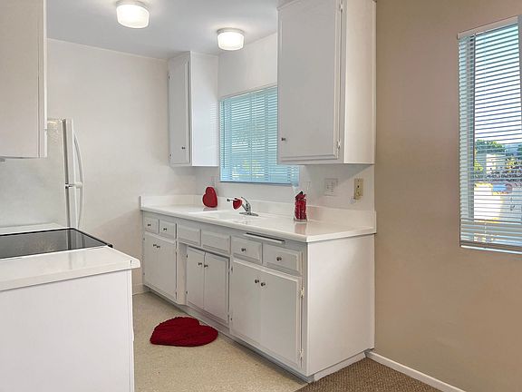 4th image of 360 Freeman Ave APT 12